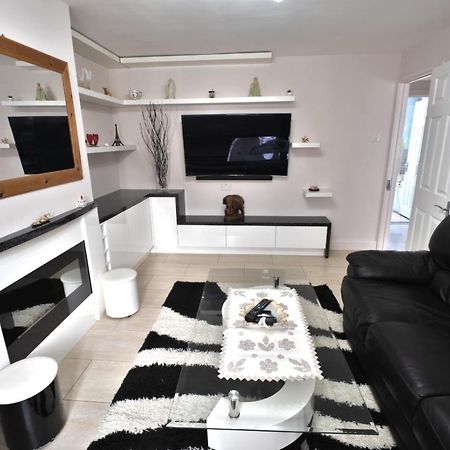 Immaculate 2-Bed Apartment In Isleworth By River エクステリア 写真