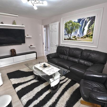 Immaculate 2-Bed Apartment In Isleworth By River エクステリア 写真