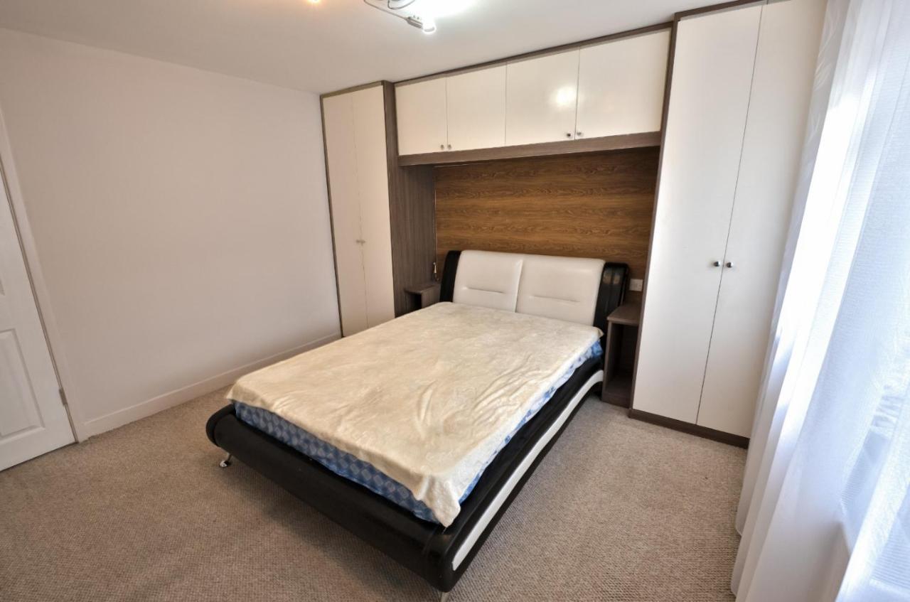 Immaculate 2-Bed Apartment In Isleworth By River エクステリア 写真