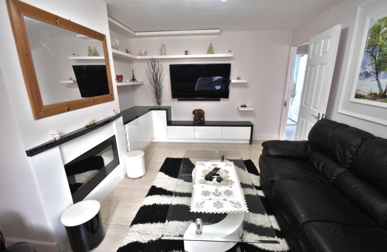 Immaculate 2-Bed Apartment In Isleworth By River エクステリア 写真