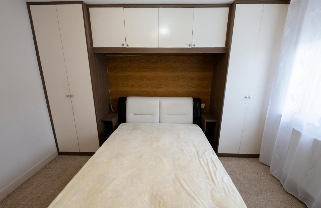 Immaculate 2-Bed Apartment In Isleworth By River エクステリア 写真