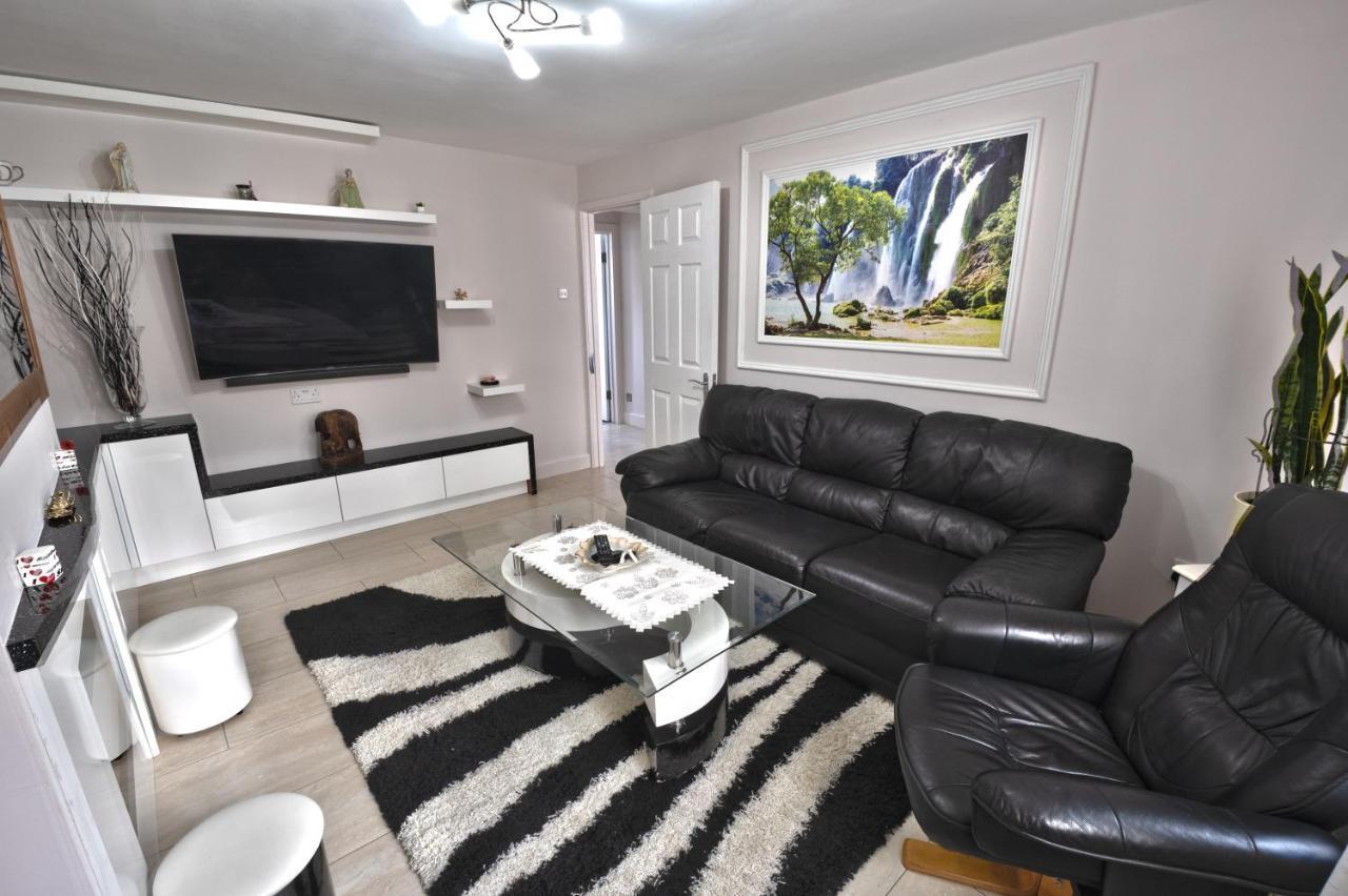 Immaculate 2-Bed Apartment In Isleworth By River エクステリア 写真