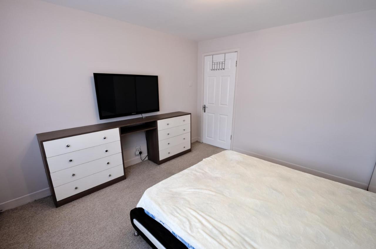 Immaculate 2-Bed Apartment In Isleworth By River エクステリア 写真