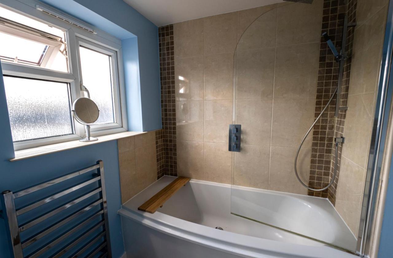 Immaculate 2-Bed Apartment In Isleworth By River エクステリア 写真