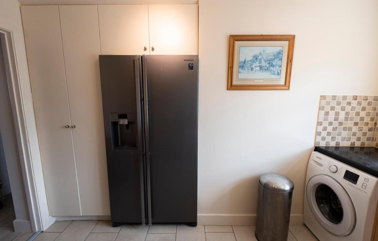 Immaculate 2-Bed Apartment In Isleworth By River エクステリア 写真