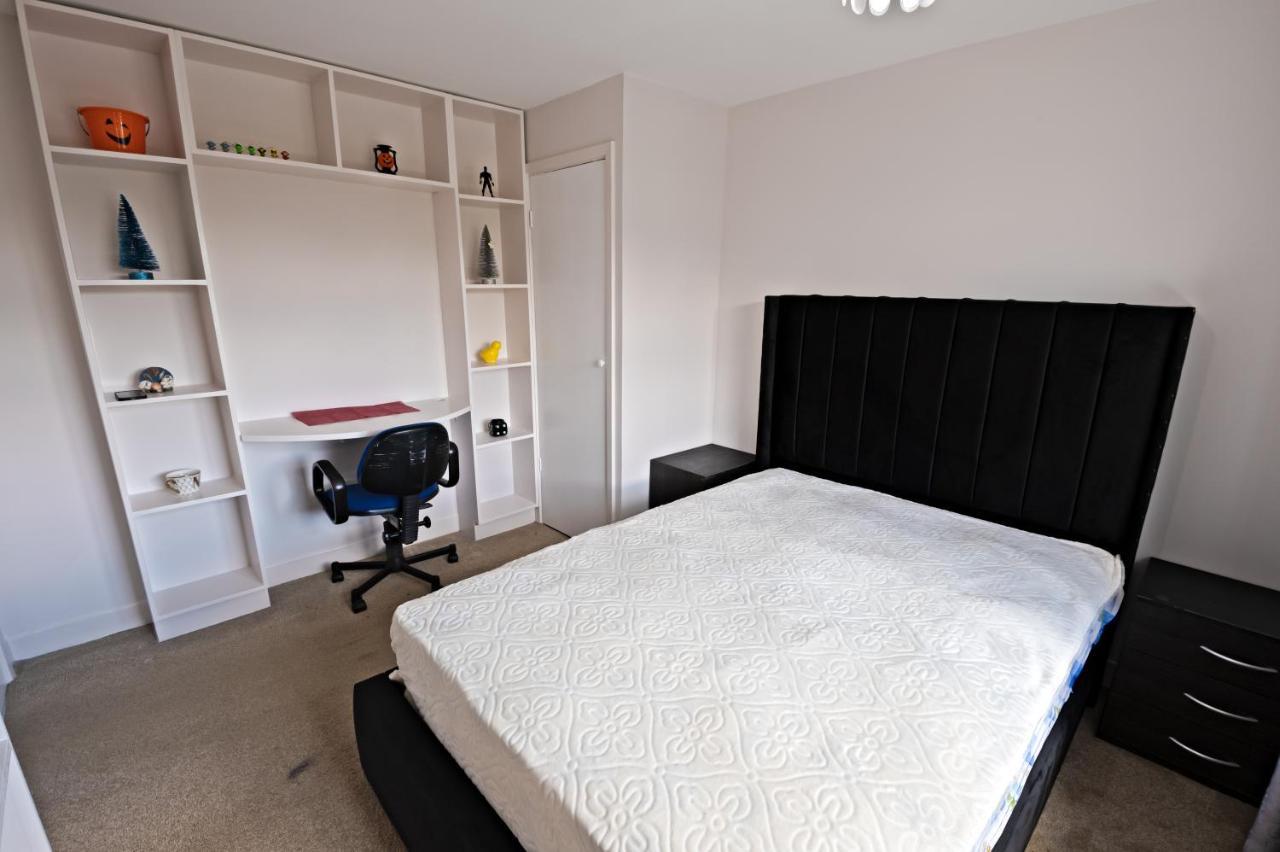 Immaculate 2-Bed Apartment In Isleworth By River エクステリア 写真