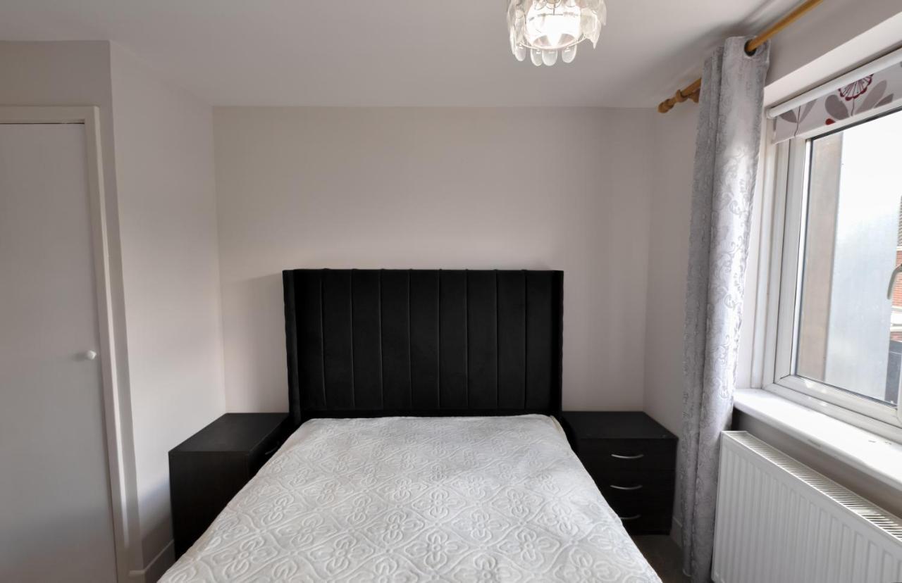 Immaculate 2-Bed Apartment In Isleworth By River エクステリア 写真
