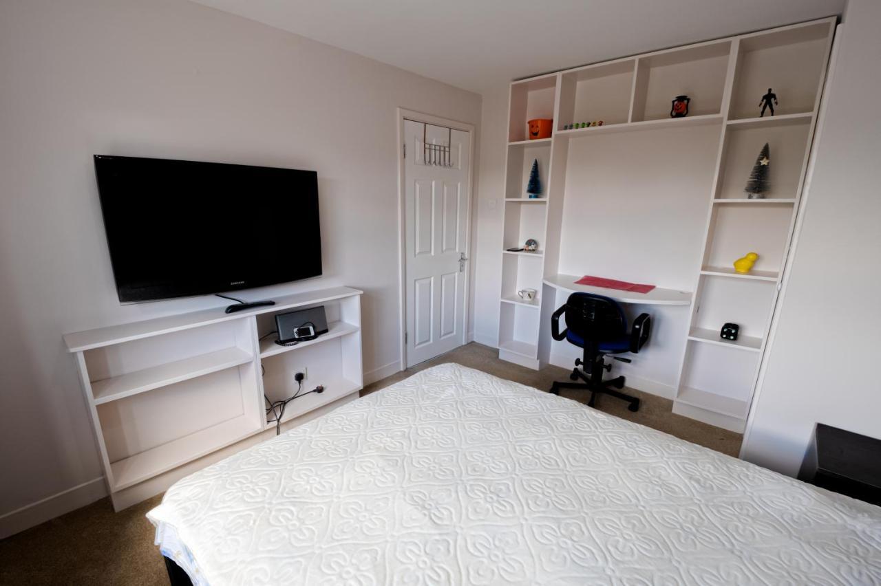 Immaculate 2-Bed Apartment In Isleworth By River エクステリア 写真
